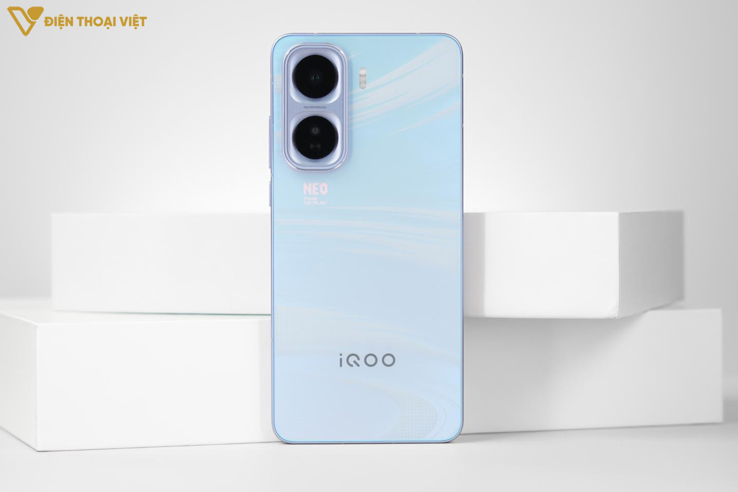 Thiết kế phẳng, họa tiết mặt lưng cuốn hút