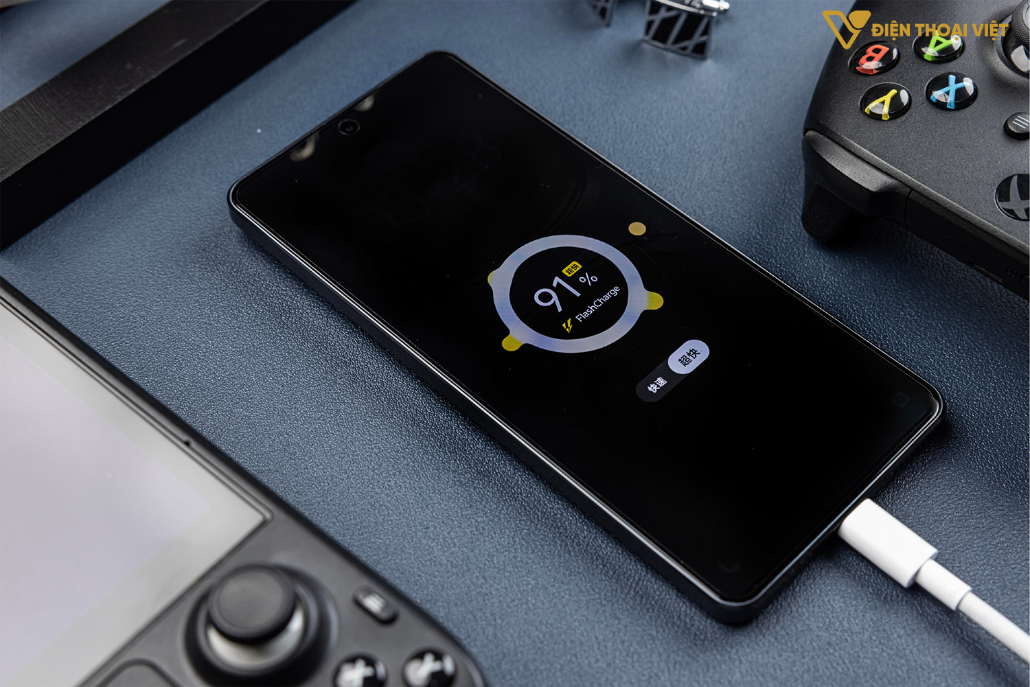 Pin 8.000 mAh, sạc 90W