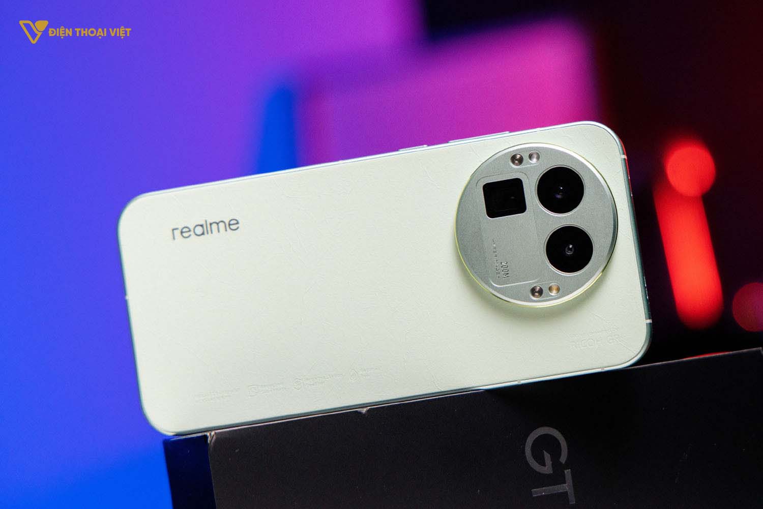 danh-gia-realme-gt8-mat-lung