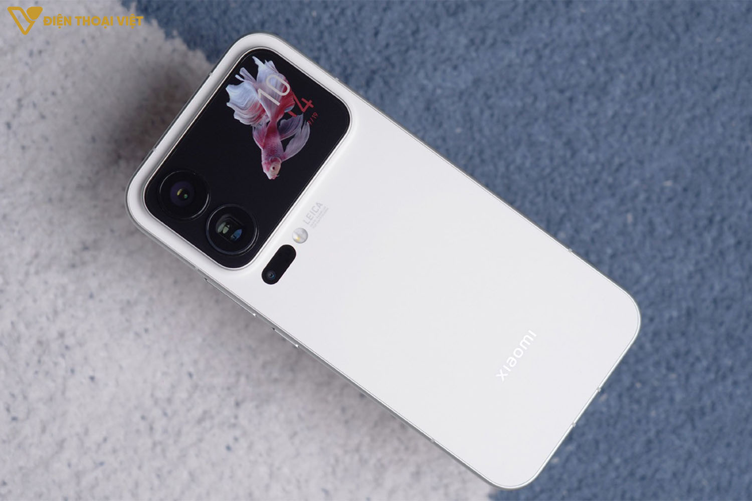 Thiết kế độc đáo với màn hình phụ