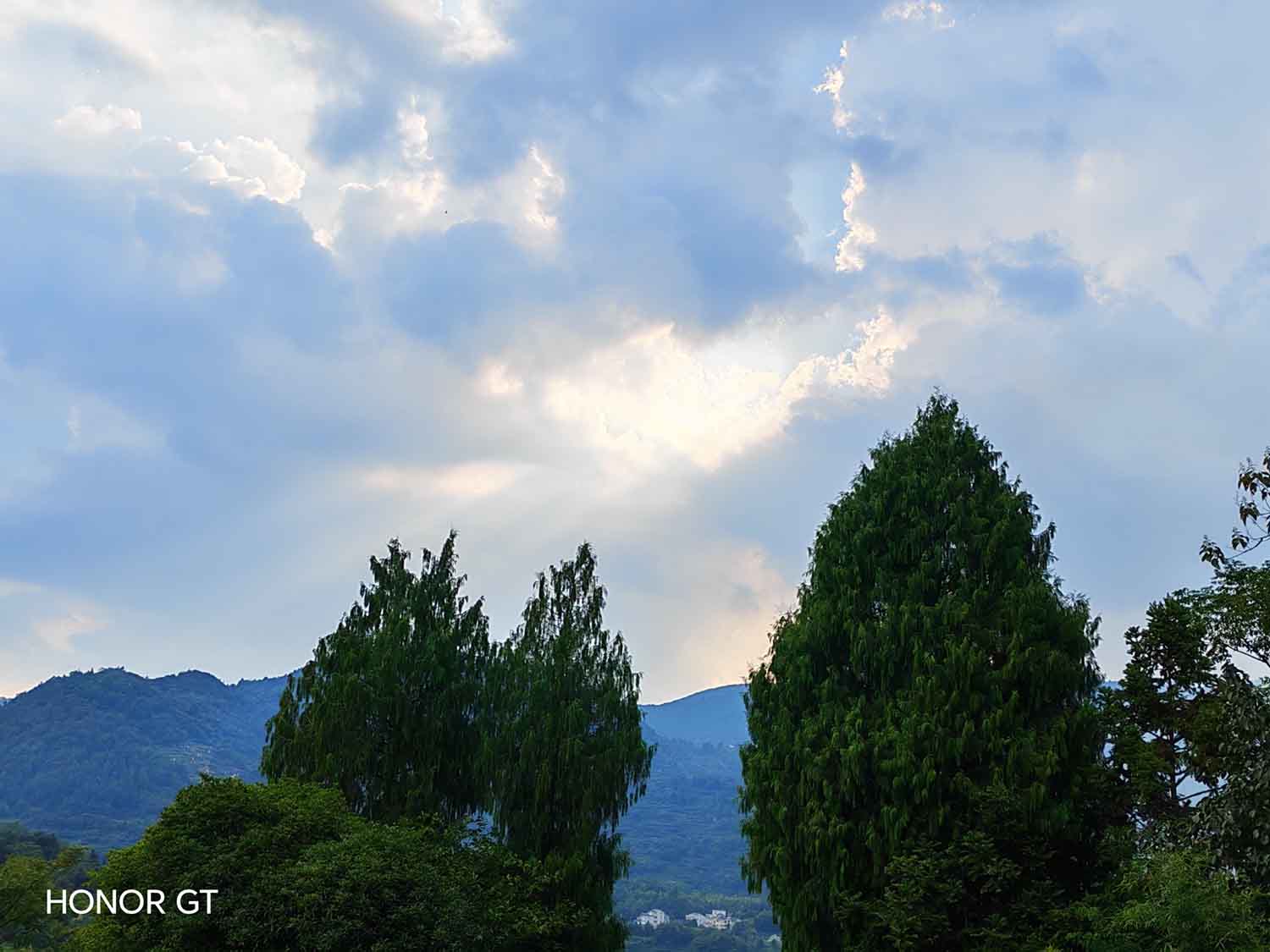 Ảnh đủ sáng ngoài trời chụp xa