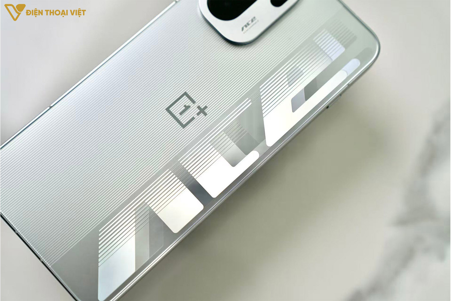 Họa tiết đặc biệt ở mặt lưng khá lạ mắt