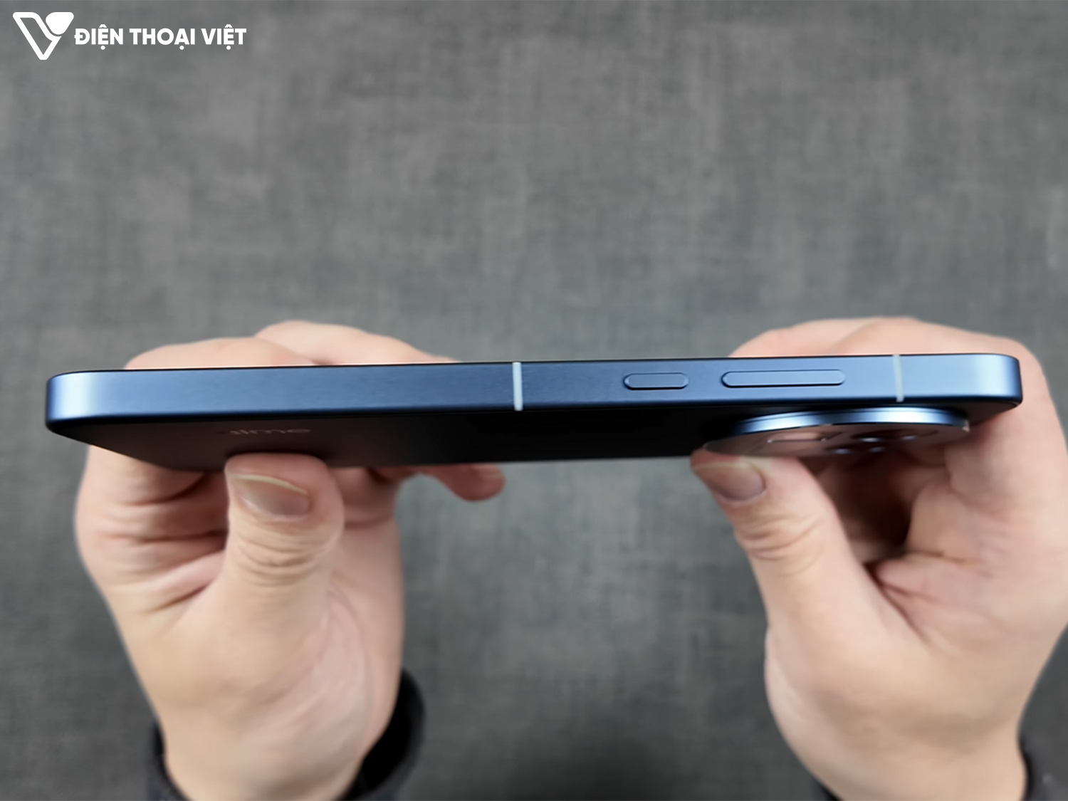 mo-hop-realme-gt8-canh-ben