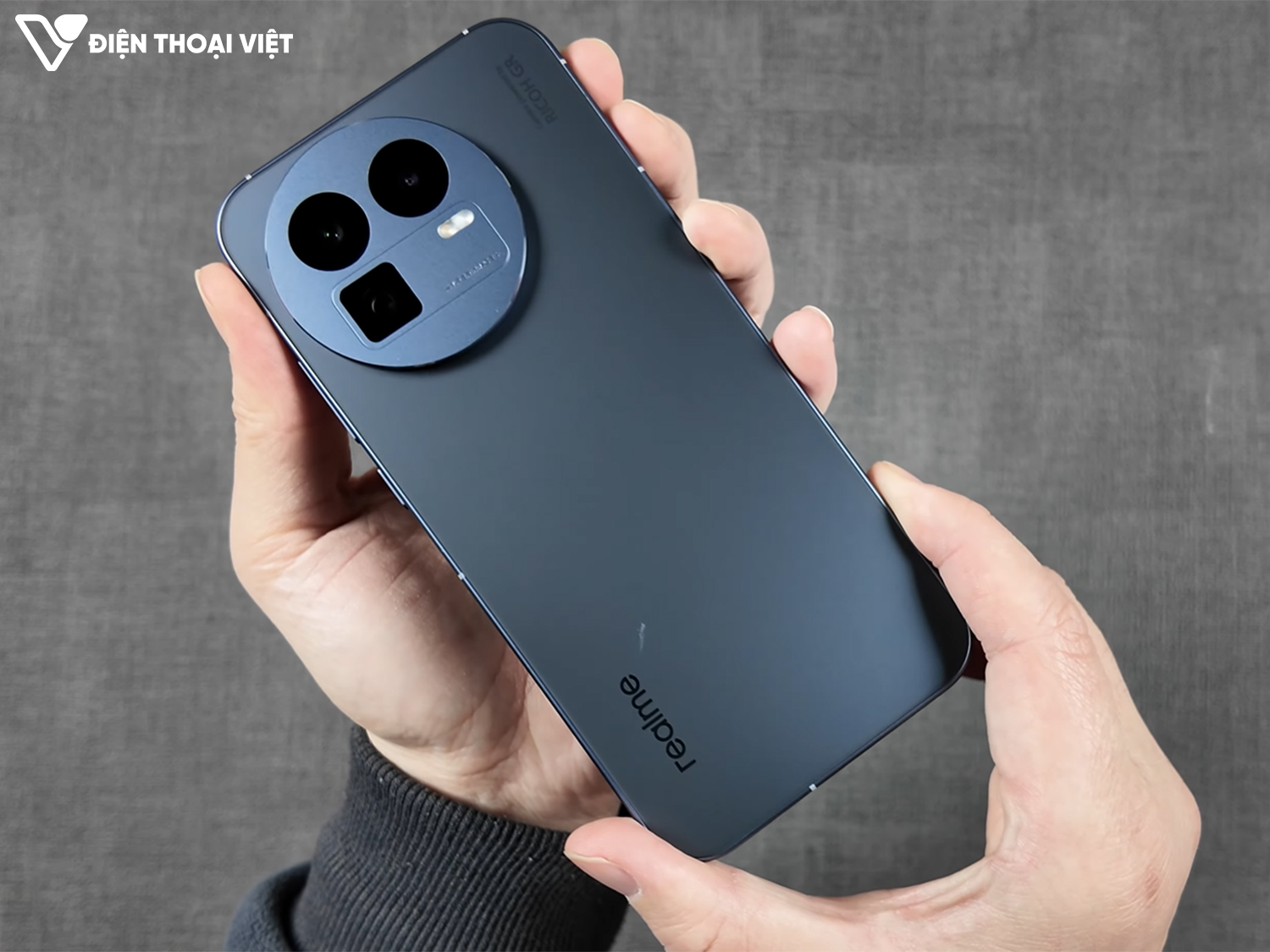 mo-hop-realme-gt8-mat-lung