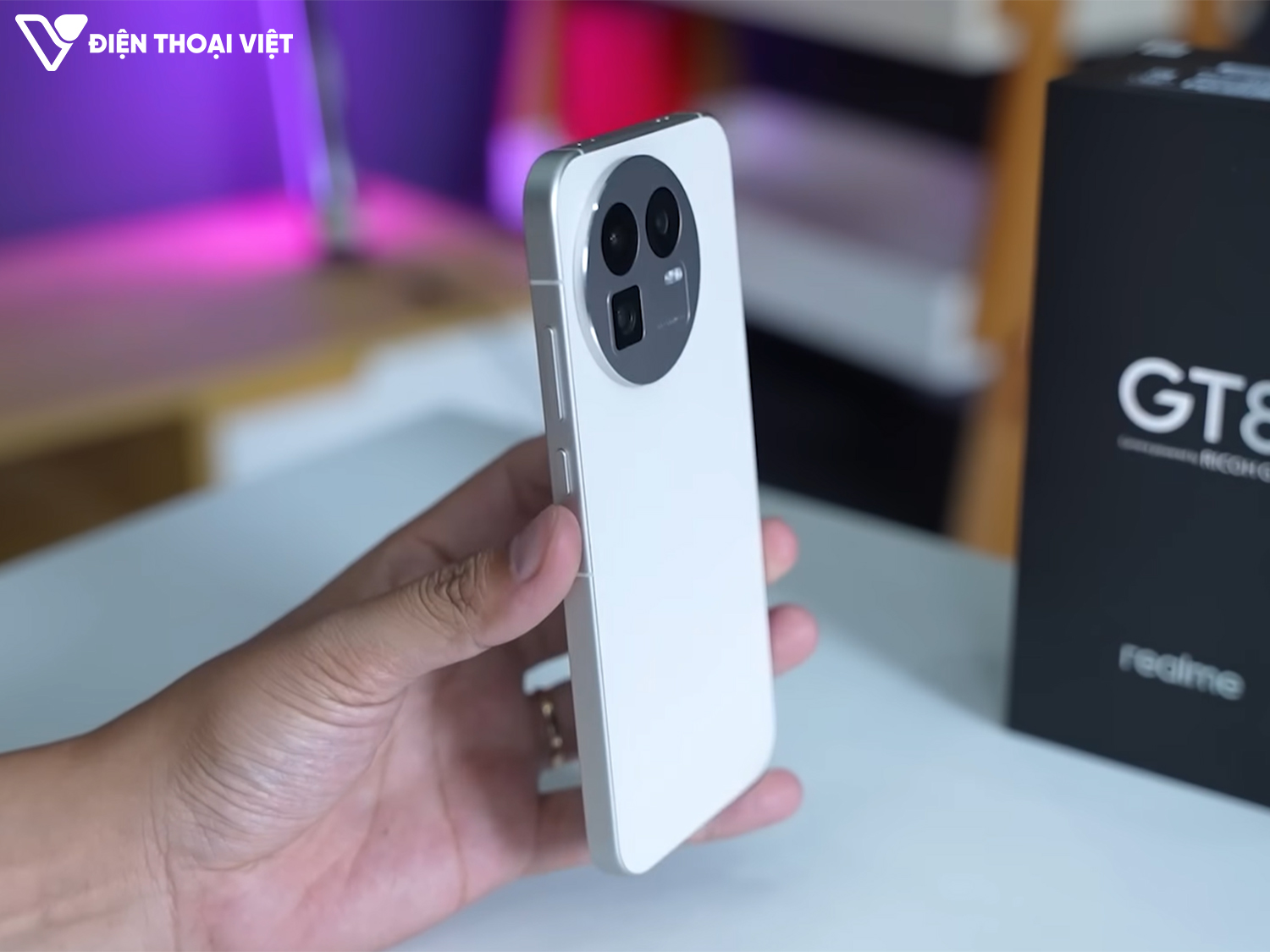tren-tay-realme-gt8-canh-phai