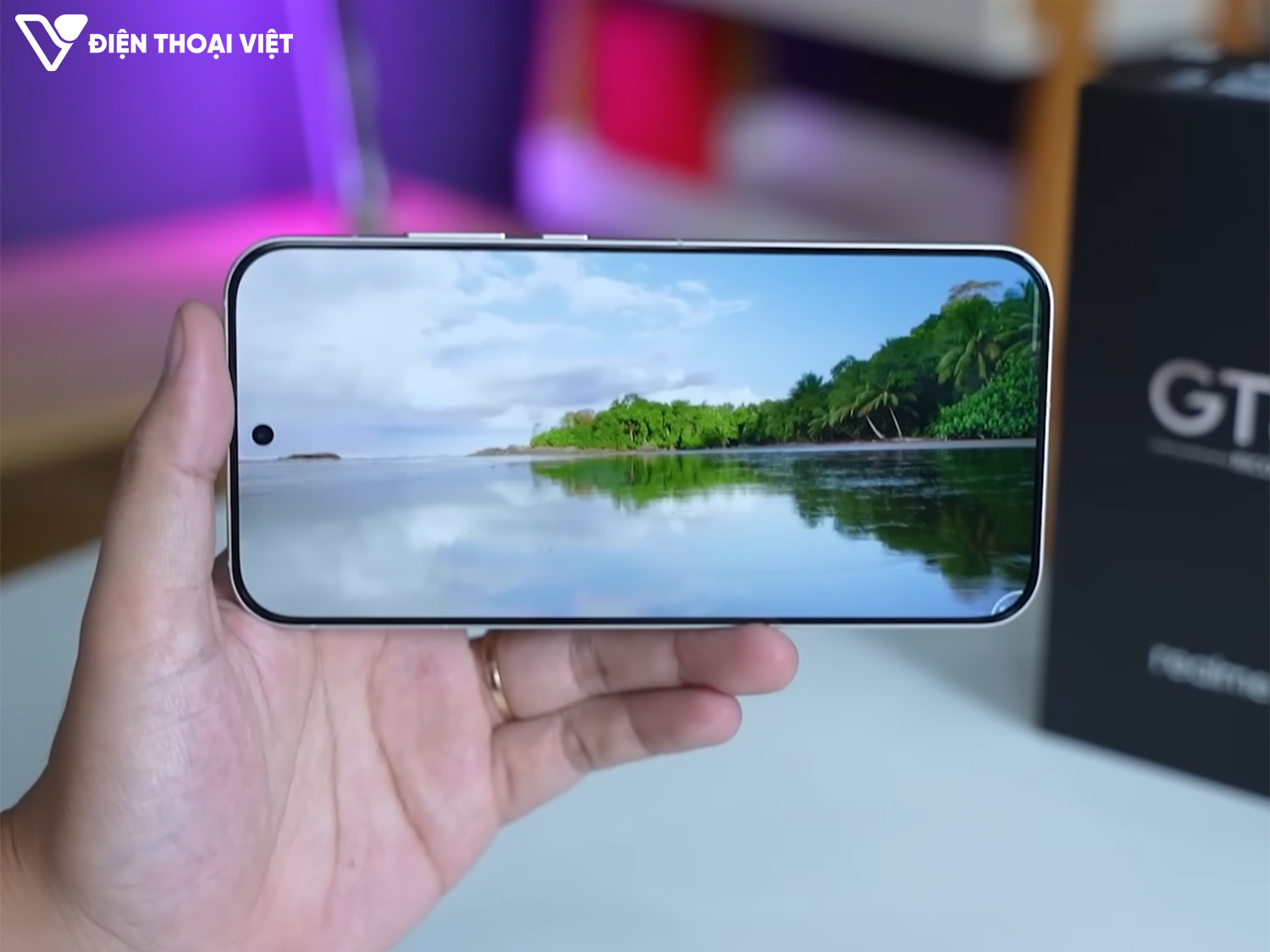 tren-tay-realme-gt8-man-hinh
