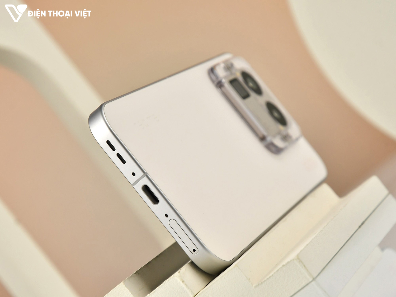 tren-tay-realme-gt8-pro-canh-duoi