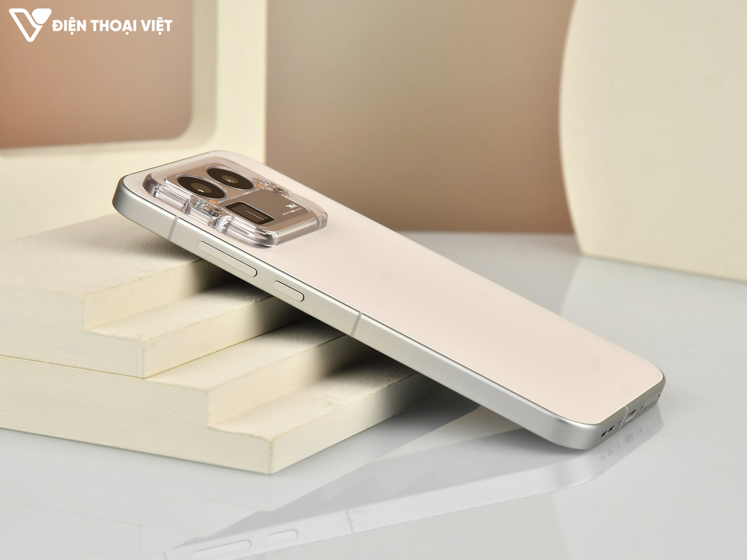 tren-tay-realme-gt8-pro-canh-phai