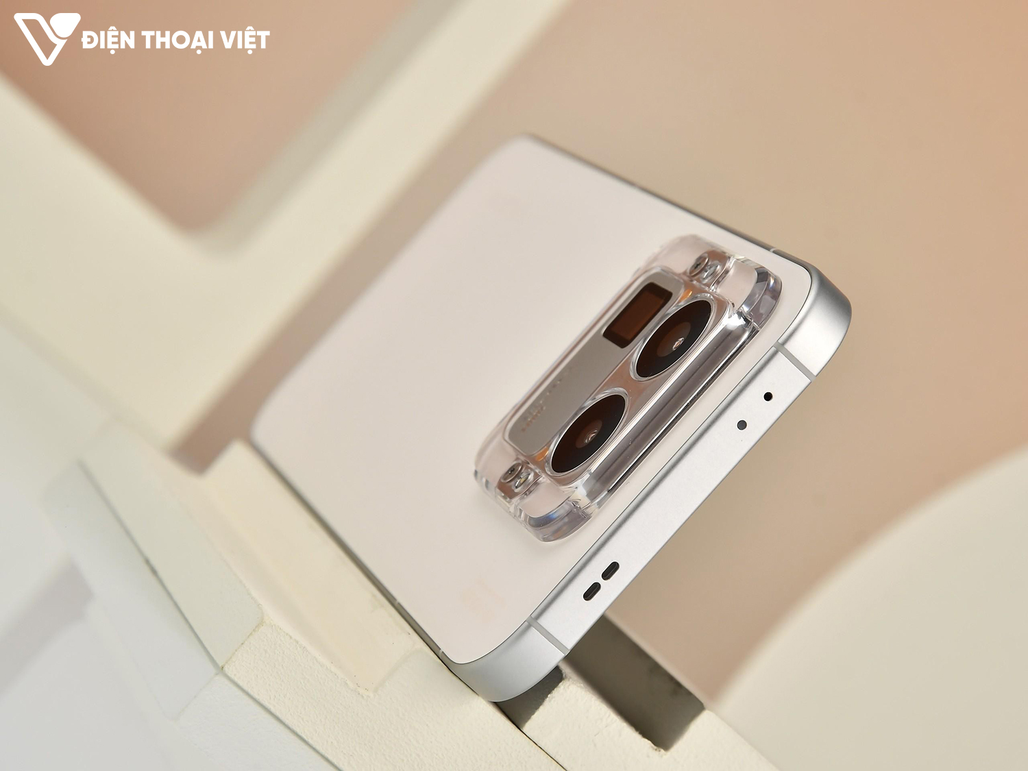 tren-tay-realme-gt8-pro-canh-tren-1